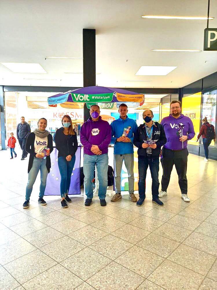 Infostand in Norderstedt mit tatkräftiger Unterstützung von <a href="/HamburgVolt/">Volt Hamburg</a>💜 
Wer <a href="/VoltSchHolstein/">Volt Schleswig-Holstein</a> bei der #ltwsh22 unterstützen will, ist herzlich eingeladen, am kommenden Sa. zwischen 10 und 16 Uhr beim letzten Infostand vorm Norderstedter Stadtpark mit dabei zu sein. 😀