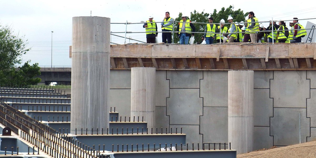 grupobertolin's tweet photo. 🚧Estudiantes de @CaminosUPV de diferentes másteres han visitado las obras de #Turianova, concretamente la ampliación del puente de Carretera Malilla y los nuevos accesos a la V-30 y V-31. Visita enmarcada dentro de la #CatedráBertolín de la #UPV.
#IngenieríaCivil #FSL #ETSICCP https://t.co/GfkeZ6NMdS