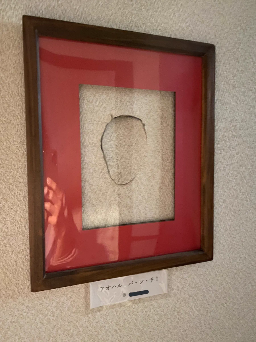 壁に残る黒歴史。実家に帰るとアートにされていた。