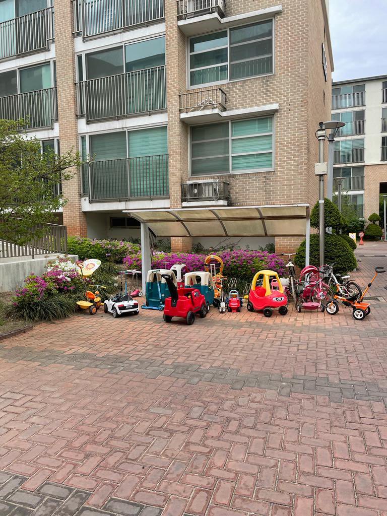 Johannes zit intussen in Zuid-Korea om daar les te gaan geven in het kader van zijn professoraat historisch geïnformeerd musiceren aan de Seoul National University. De concurrentie op de SNU is moordend, blijkt uit het professorenfietsenhok. Blijkbaar moet je er vroeg bij zijn…