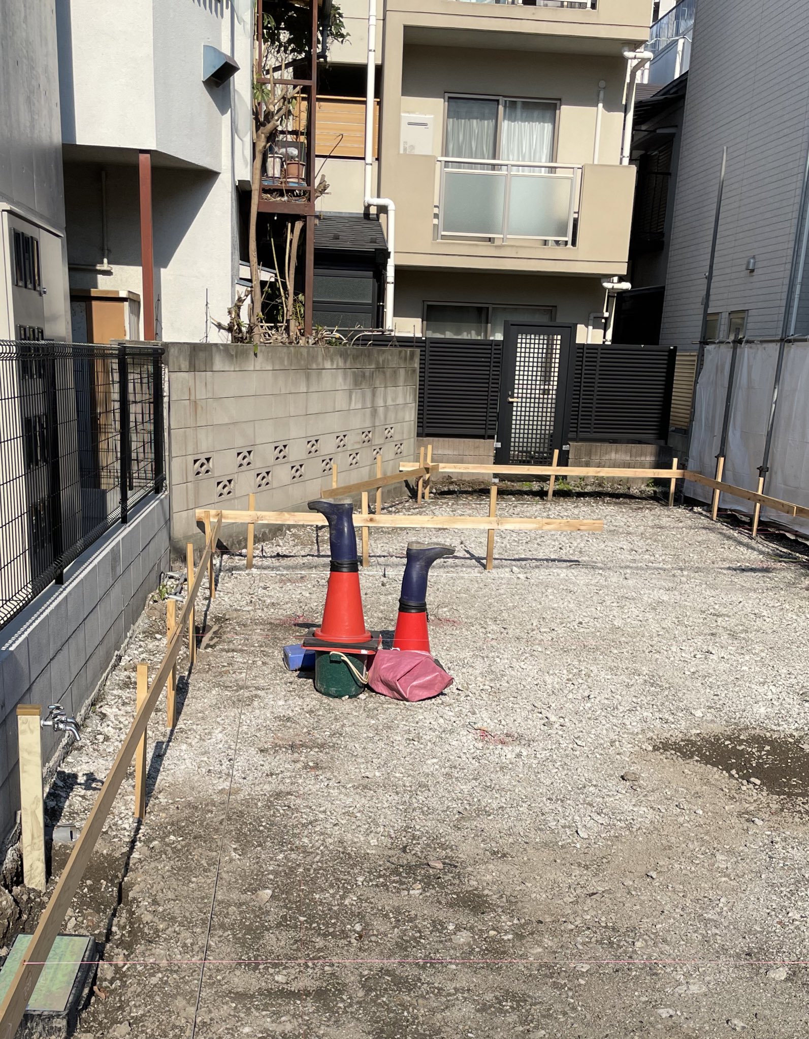 妻の作った 北欧風の犬神家 朝霧に浮かぶスケキヨ・イヌガミと斧琴菊の