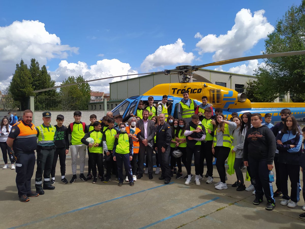 DGTes's tweet photo. Además, en el polideportivo del @Amordediosverin de #Ourense se instaló un circuito para que todo el alumnado pudiera usar su🛴o🚴. Los más pequeños tuvieron talleres didácticos y divulgativos.

Y todos ellos disfrutraron viendo los🚔oficiales y el🚁Pegasus de la #DGT.
#EducaVial https://t.co/WGt7jD76EK