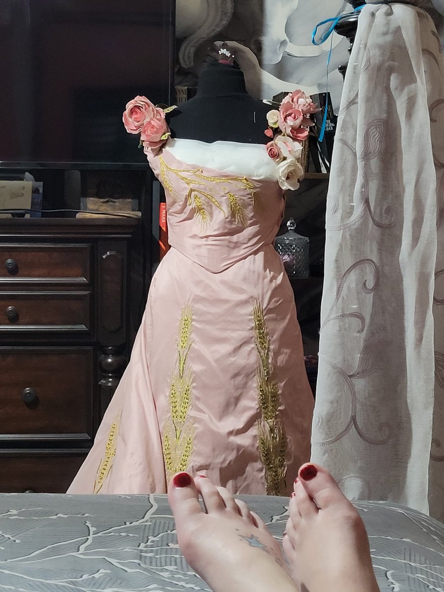 rhaeyat's tweet photo. Flexing them sewing skills, not EVEN done yet yeeesh. https://t.co/RvrHePBqpW