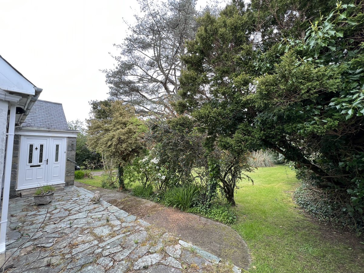 Spacious 3 bedroom detached property to be listed to the market! £485,000 O.I.R.O - Situated in #llanbedrog, North Wales… Properties don’t come up in this area often. This property was originally purchased in 1993, it really is a stunning location -📱01543 547 548