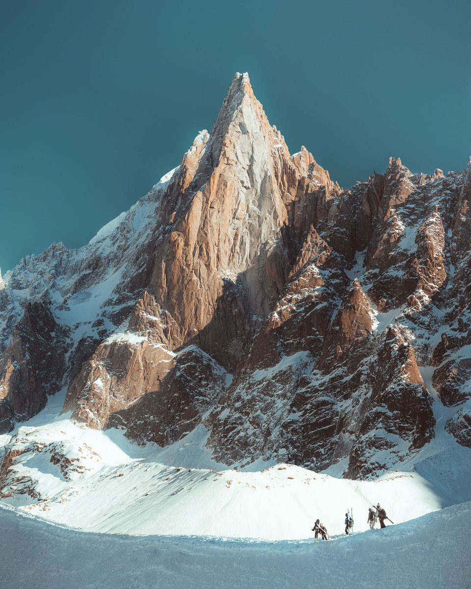 GM fam of photographers, creatives &amp; NFT addicts! ⚡️🙋‍♂️

Here’s “The Needle” from my new SHOULDERS OF GIANTS collection. (Link below)

Drop your best work below. Will retweet the fav. Let’s get some collectors to see your work. GO!👇🏽