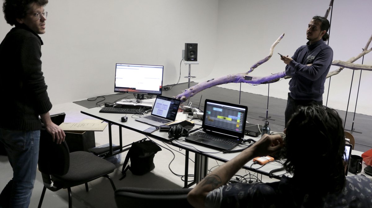 bipolarprod's tweet photo. ACTU #CODESOURCE💧
Du 25 au 29/04, Pierre Amoudruz, David Guerra &amp; Victor Roux de la compagnie @AADNLyon étaient en résidence au #LabLab de Villeurbanne pour Flottaison, installat° vidéo réalisée avec les habitant•e•s du Haut-Rhône
-> https://t.co/rgtvwvvo2P https://t.co/ReS3OpzoyB