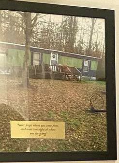 nachomiranda14's tweet image. El futuro le sonríe, pero Bam jamás se olvida de sus raíces

En la mesa de luz de su cuarto hay una foto enmarcada del tráiler en el que creció, grabada con unas palabras que dicen: "Nunca olvides de dónde venís, y nunca pierdas de vista a dónde vas".