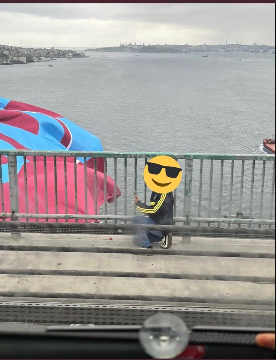 Şampiyon  #Trabzon sporun boğazda asılı bayrağını yakından görüp önünde diz çöken biat etmeye giden "Rambo Okan" gözaltına alındı.