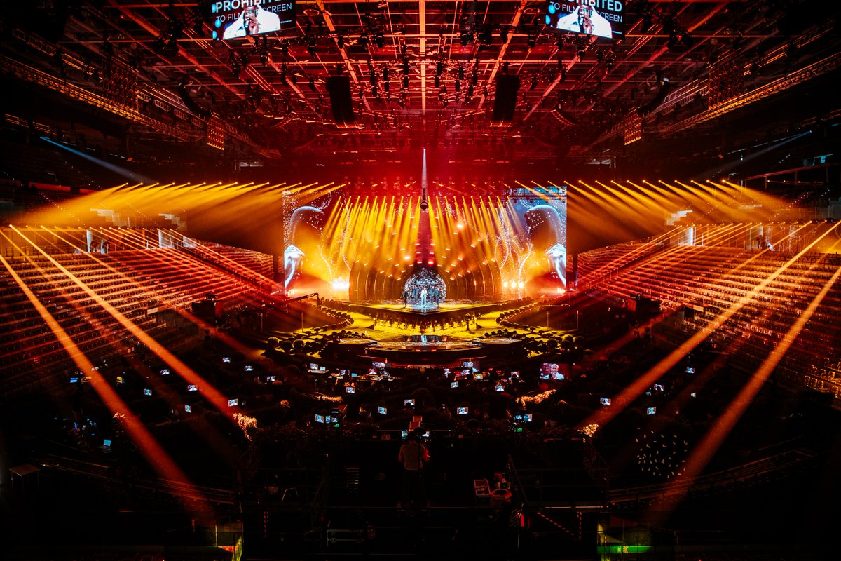 Eurovision's tweet photo. Jérémie has an incredible voice, and he and his four male backing dancers make this whole performance look effortlessly cool. 🇧🇪 #Eurovision 

✍️ https://t.co/3SDbLm3uRK https://t.co/Rg4vxoEJmI