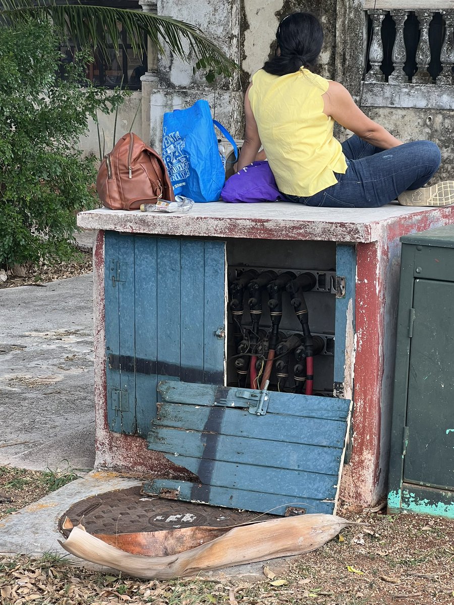 vive_org's tweet photo. A quien corresponda y de la manera más atenta. Evitemos accidentes. @MauVila @GobYucatan instalaciones unidad deportiva inalámbrica. Gracias https://t.co/xQB5HpNU4u