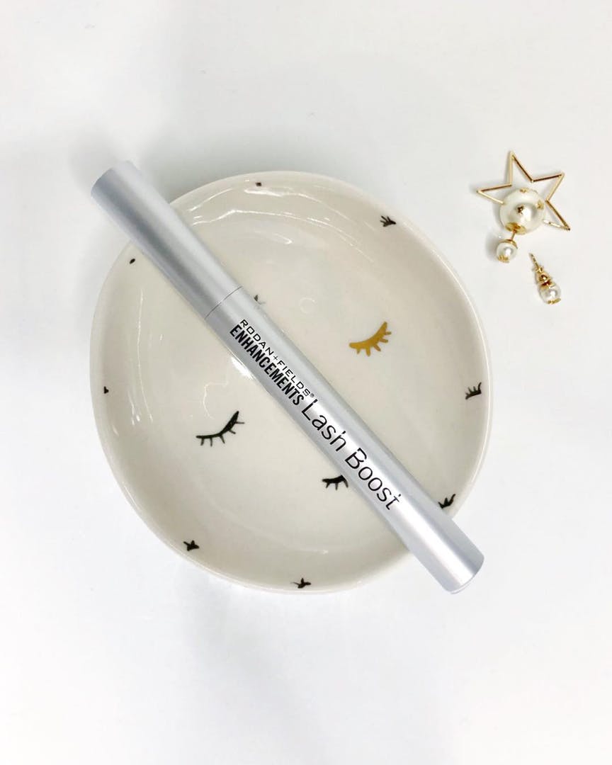 ElizabethRF66's tweet photo. Shelly's lashes are complements of Lash Boost!

Who needs mascara anymore? 

Nightly, conditioning serum gives the appearance of fuller, longer, darker-looking lashes and brows.

#realdeal
#reallashes
#reallworks https://t.co/Jy8BrfNP3C