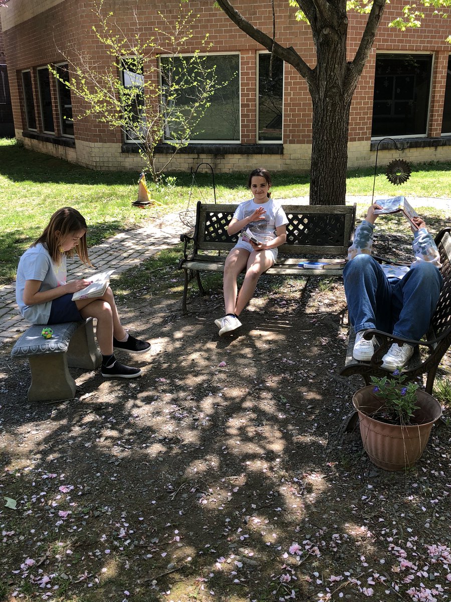 Readers read EVERYWHERE! On a nice day, why not enjoy the sun along with the story that you are jumping in to? #SangsterSOAR #rmD8isgr8