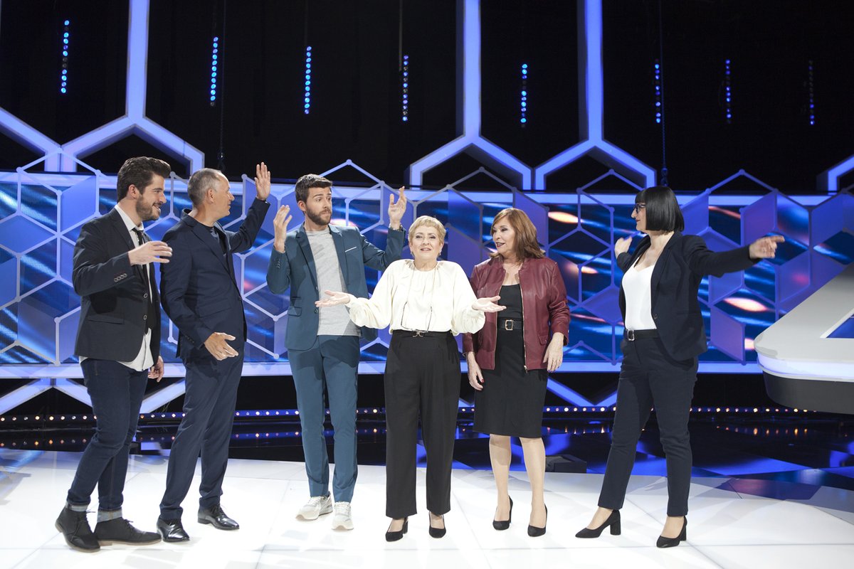 ElCazadorTVE's tweet photo. ✋ Mucha buena gente, junta pero no revuelta, y expectantes por partida doble a: 

🕺 El debut de @_rodrigovazquez 
📺 El arranque de la octava temporada 🥳

¿Quién creéis que saldrá de caza intelectual esta tarde en #ElCazador494? ⬇ https://t.co/IcAn868Je0