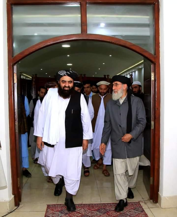 ArianaNews_'s tweet photo. د افغانستان د بهرنیو چارو وزارت چارسمبالي مولوي امیر خان متقي د حزب اسلامي له مشر ګلبدین حکمتیار سره وکتل.

#IEA  #AmirKhanMuttaqi #GulbuddinHekmatyar #Hezb_e_Islami #ArianaNews https://t.co/fpEO9F5SQN