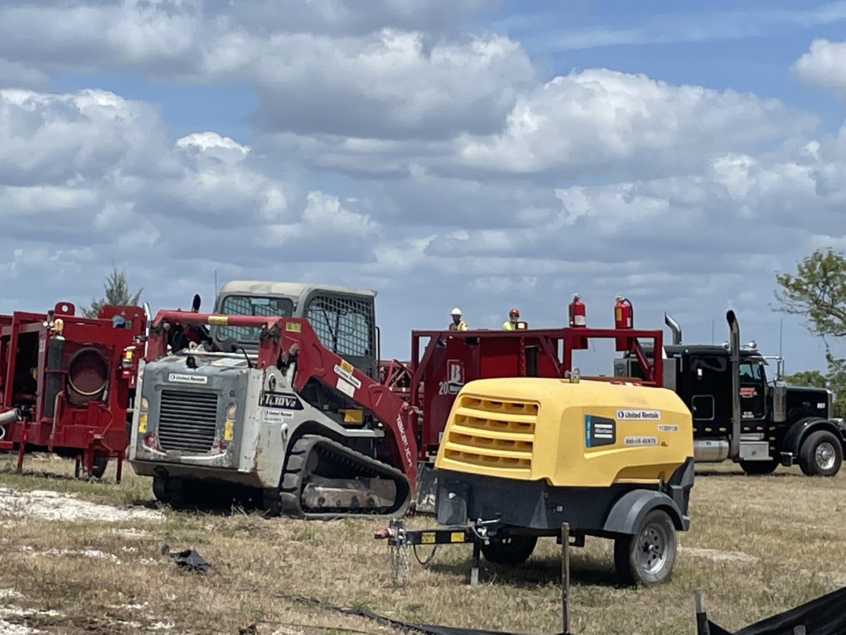 PrimaLuceFM's tweet photo. Exciting news !! Jaxi builders are on the Prima Luce site and getting ready to break ground. Visit our sales on 2253 First street, Downtown Fort Myers, FL for additional information on these luxury waterfront condominiums or find us at https://t.co/qxp6NObdzV https://t.co/u4nfzFISrw
