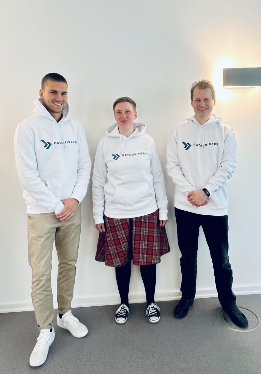 DatadriversGmbH's tweet image. Unsere Pullover möchten natürlich auch an den Mann und die Frau gebracht werden.
Gestern konnten wir gleich drei neue Teammitglieder ausstatten.

Wir freuen uns sehr, dass ihr da seid Julia, Sven und Robert!

#team #willkommen #datadrivers #datadriven
