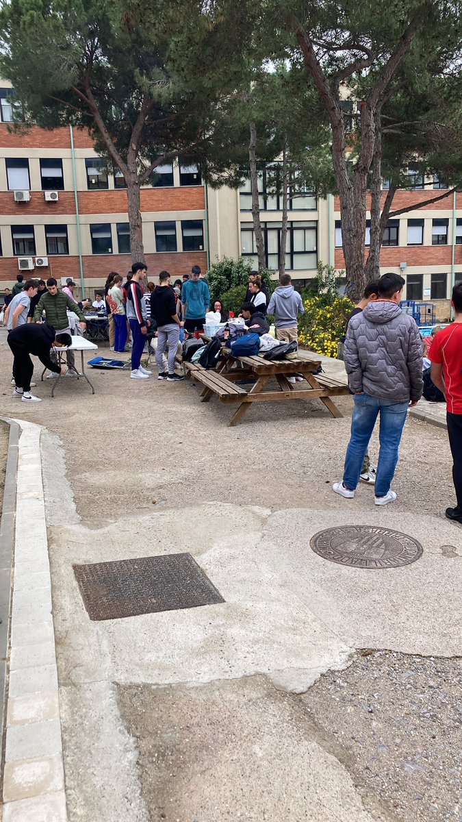 _FarBot_'s tweet photo. Descansant en la barbacoa de la Setmana Cultural després d’un llarg matí de feina 🙌🏽 #eseiaat #TECNO5 #farbot #upc #Terrassa #tecnosuro22 #innovation #future #ecofriendly #FutureFriendly https://t.co/F0wwuNgGMA