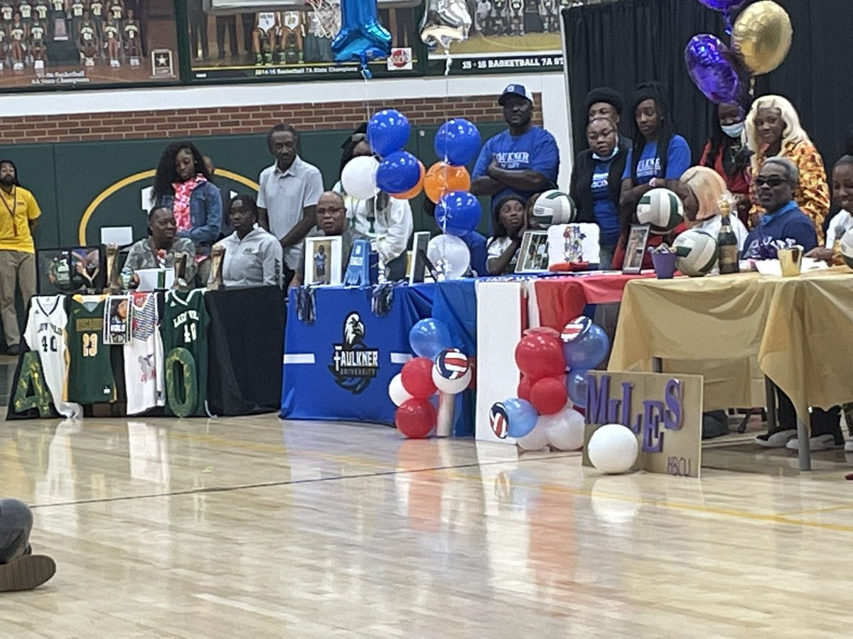 dpmullins04's tweet photo. Another great day!  Six female athletes signed an athletic scholarship to further their academic career. #GoVols https://t.co/3SgkIGYbn1