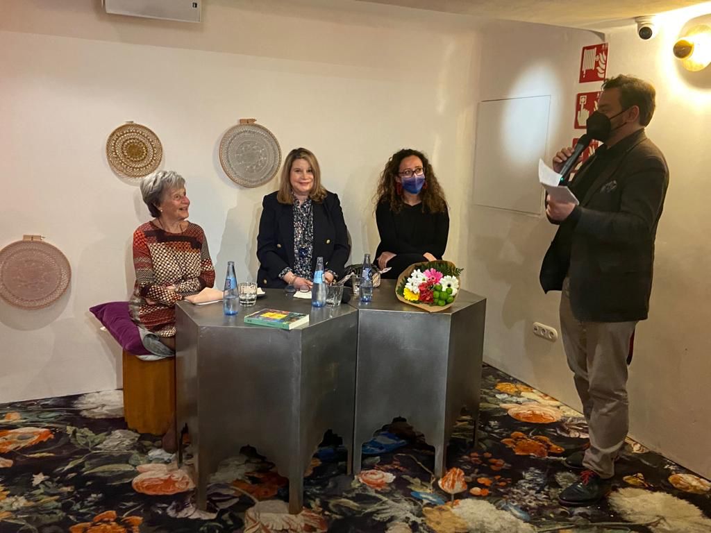 Cultura Commodore celebró el pasado jueves la presentación del volumen La Verbena (Renacimiento), una novela de carácter autobiográfico, escrita por #TeresaMarquina y acompañada por la escritora y crítica literaria #MercedesMonmany y la editora de Renacimiento <a href="/ChrisLinares89/">Christina Linares</a>