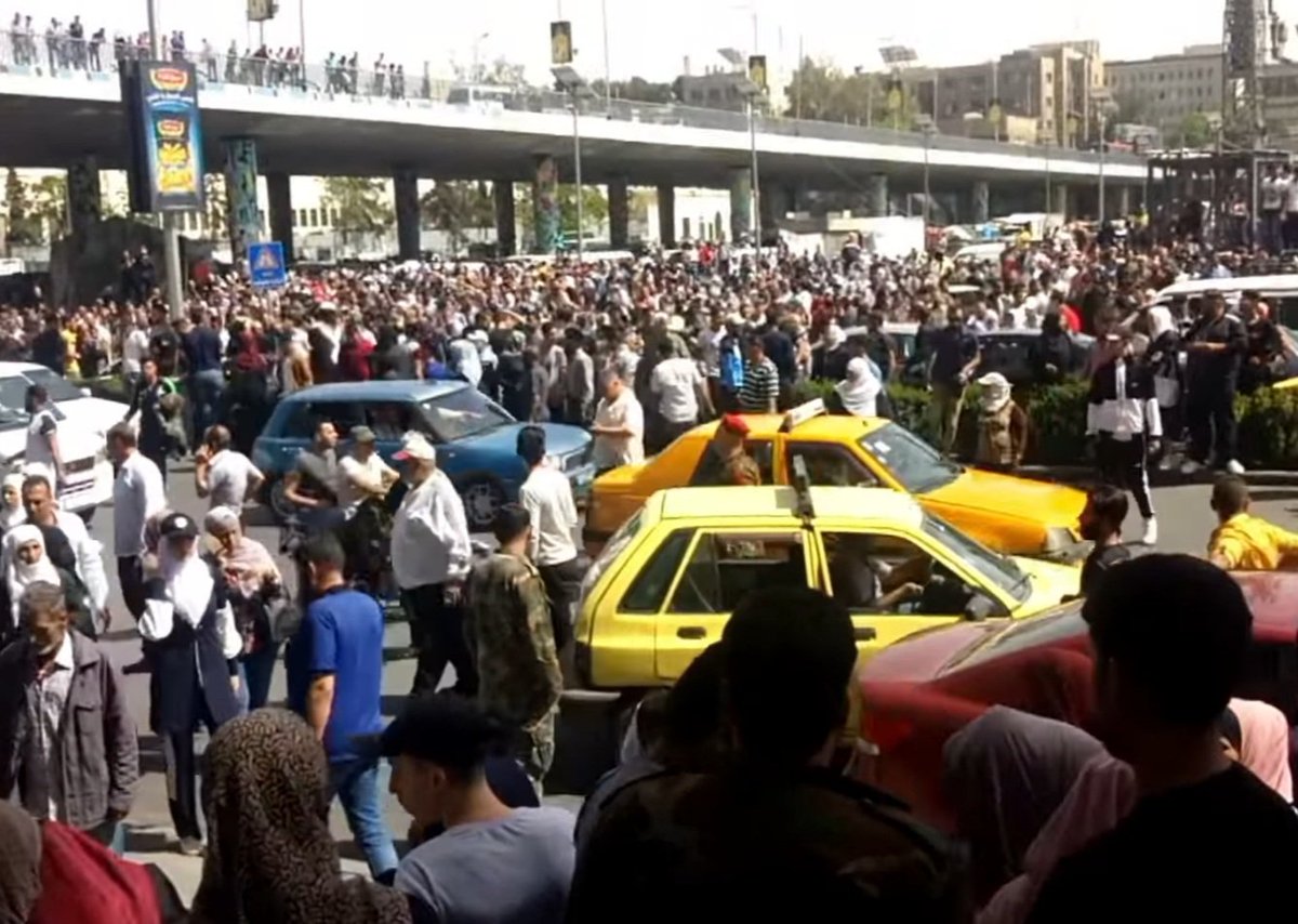 k7ybnd99's tweet photo. سمعوا أن بشار أخرج عشرات المعتقلين من مسالخه فخرج هؤلاء الأهالي منذ الفجر ينتظرون..
هؤلاء فقط من محافظة دمشق وفقط من سمع بالقصة.. وفقط من يجرؤ.. وفقط من عنده أمل
تخيلوا معي الآن لو خرج ذوي معتقلي 14 محافظة جميعهم
لم أشاهد أحد في الخارج إلا وله قريب معتقل
إنها سوريا السجن الكبير https://t.co/KigqwrYFyz