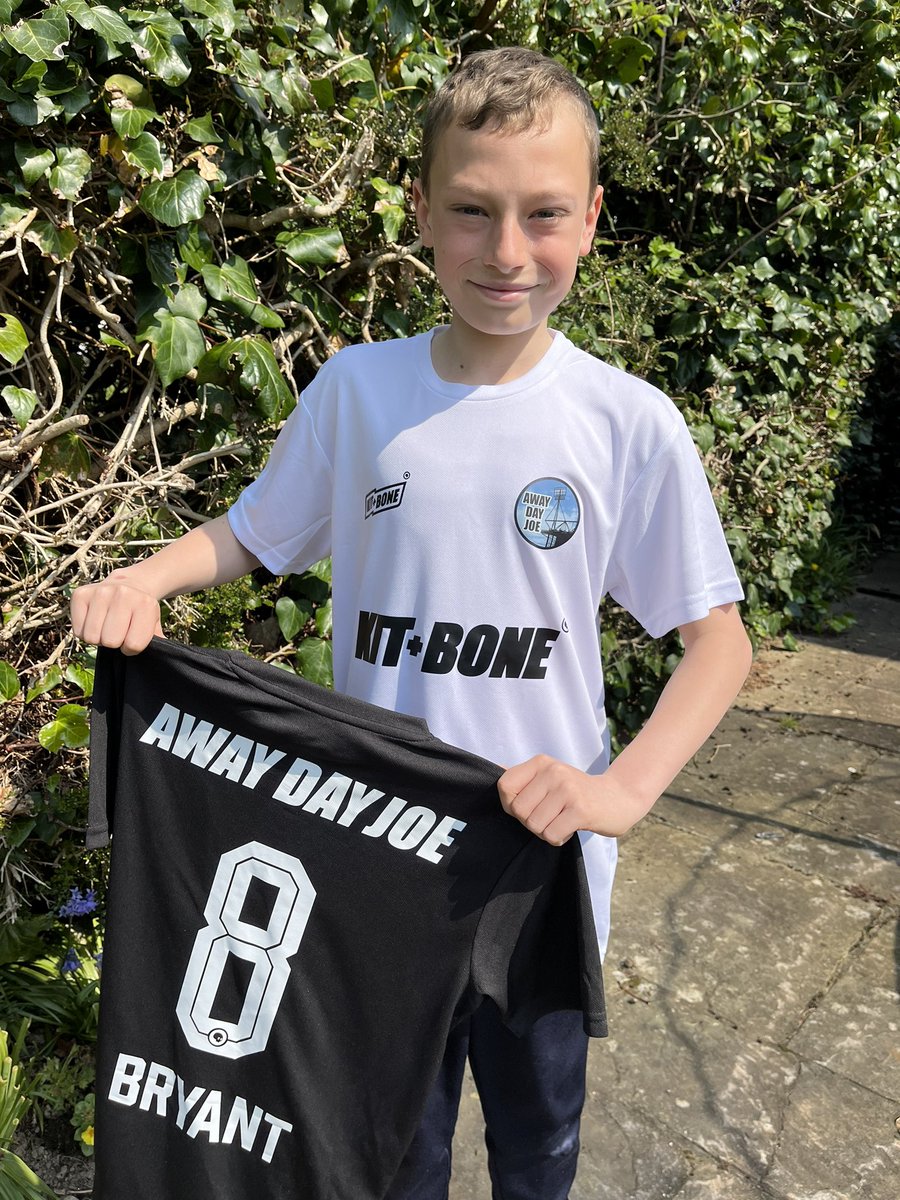 AwayDayJoe_'s tweet photo. Big thank you to my friends at @kitandbone for sending me these personalised home and away shirts!

🙏🙏🙏🙏

So cool!! 😎 I think they’ve got a bit of an @Eintracht vibe about them.

💪🦅

#SGE #SGEuropa #SGUWHU https://t.co/ISEiMPsToa
