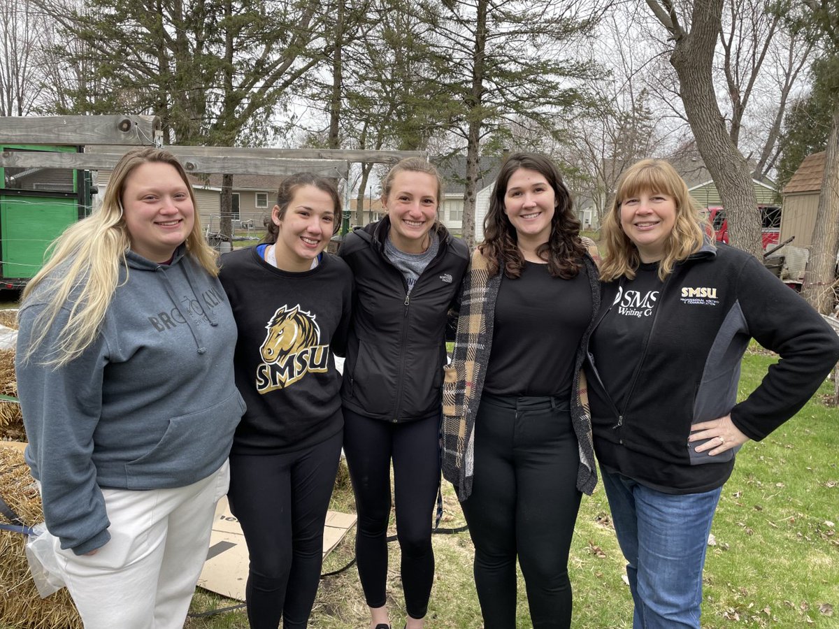 SMSU_WC's tweet photo. We had our annual cook-out at Dr. Baker's house last night. Not only is she an incredible professor and director of the WC, she's a FANTASTIC cook! Lots of love for the spring '22 crew and especially our graduating seniors ❤️ https://t.co/JwymBGNjEb