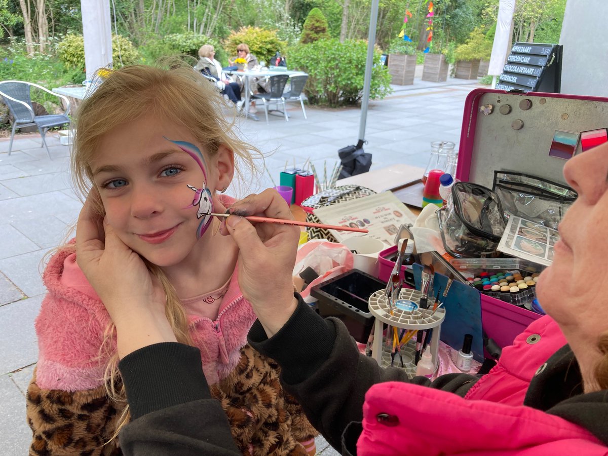 Er was vanmiddag doorlopend werk aan de winkel voor Schminck Ster Sandra. Gezellige eerste dag van onze jubileummaand.