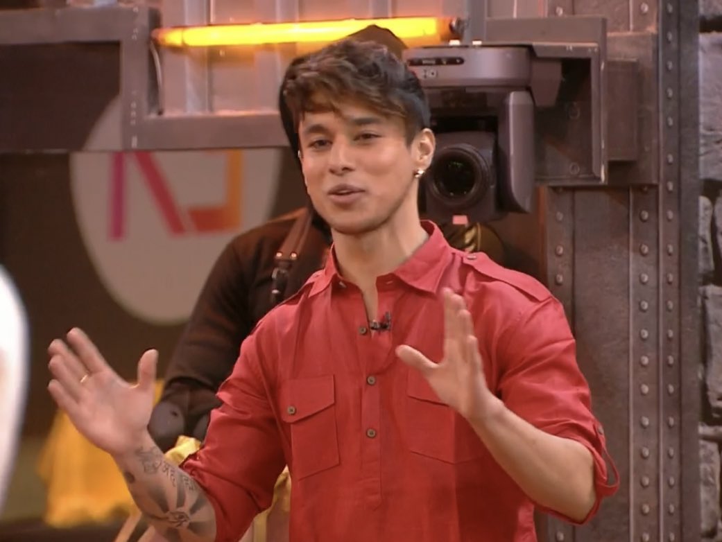 Oneindia's tweet photo. .@realsehajpal in the Lockupp!

PRATIK GRACING LOCKUPP
#PratikSehajpal #PratikFam #Lockupp #LockUppWithKaranKundrra #PrinceNarula #MunawarFaruqui #KaranKundrra https://t.co/HhBILxdEqK
