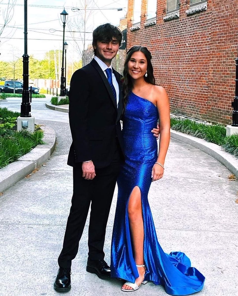 RegissBrideProm's tweet photo. A Cinderella moment!💙✨ https://t.co/b5vWUoyPhU