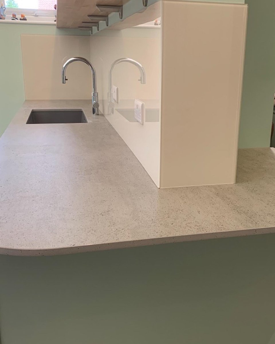uaglassltd's tweet photo. Almond splashbacks installed in Loddon 
#uaglass #kitcheninspo #splashback #glass #glasssplashbacks #kitchendesign #homeinspiration #kitchenideas #loveyourhome #interiordesign #familybusiness https://t.co/BpJ6Ccxqvf