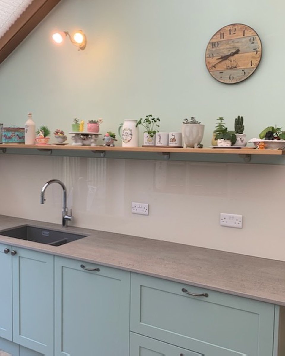 uaglassltd's tweet photo. Almond splashbacks installed in Loddon 
#uaglass #kitcheninspo #splashback #glass #glasssplashbacks #kitchendesign #homeinspiration #kitchenideas #loveyourhome #interiordesign #familybusiness https://t.co/BpJ6Ccxqvf