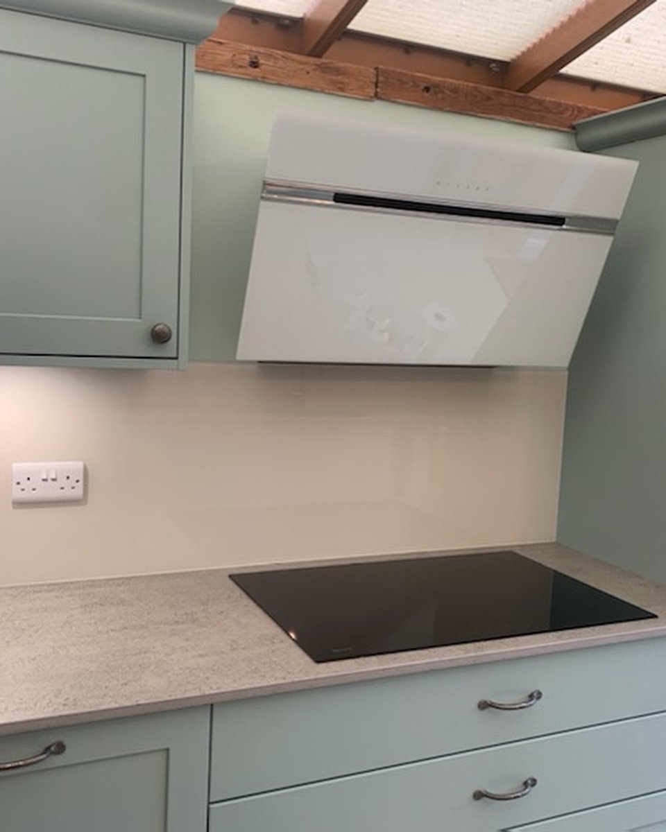 uaglassltd's tweet photo. Almond splashbacks installed in Loddon 
#uaglass #kitcheninspo #splashback #glass #glasssplashbacks #kitchendesign #homeinspiration #kitchenideas #loveyourhome #interiordesign #familybusiness https://t.co/BpJ6Ccxqvf