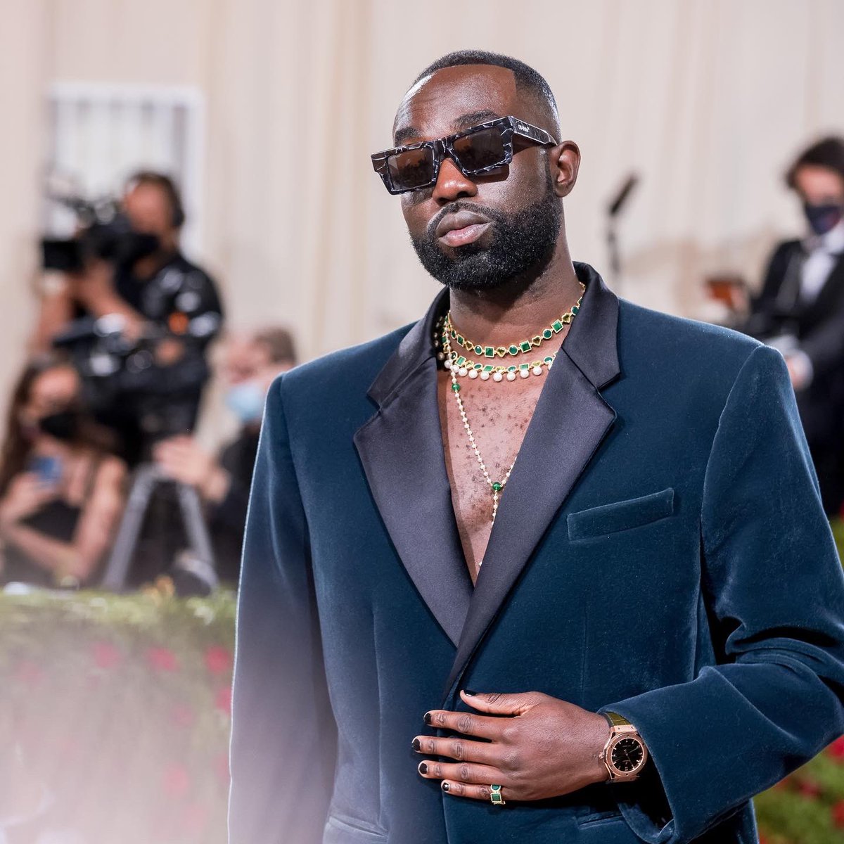 BB_badas's tweet photo. Normalicemos que los hombres lleven joyería tan guai 💔 #MetGala #jewelry https://t.co/5blRiDYp8z