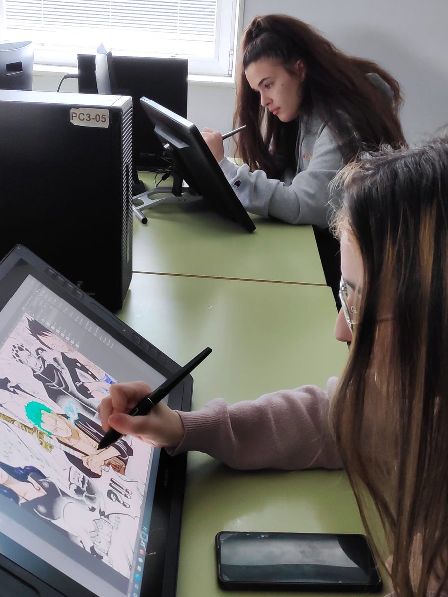 EAAlbacete's tweet photo. Nuestro maravilloso alumnado de 1º de APGI aprendiendo técnicas de dibujo e Ilustración digital. Muy fan! #apgi #escueladearte #escueladeartealbacete #albacete #dibujo #ilustraciondigital #masbonicosquelaspesetas #fantotal https://t.co/u3XVPYuA1I