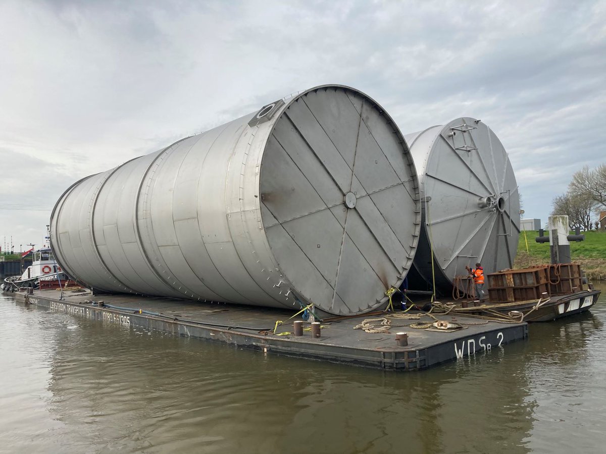 vrparchitecten's tweet photo. Afgelopen maand was het transport van de nieuwe silo's naar het Merwetank terrein! https://t.co/kbeOCWFgRg #bedrijfsgebouw #opslag #overslag #ontwerp #VRParchitecten Beelden: Reyimpo B.V. https://t.co/QXwd2HwH4Z