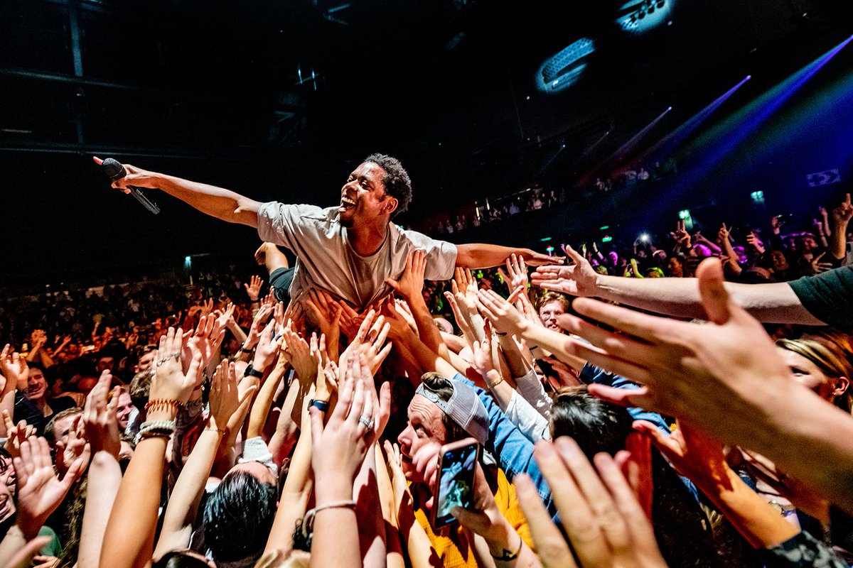 "Zwolle is mijn stad, mijn basis en mijn thuis. Het is de plek waar ik in alle opzichten groot ben gegroeid". Het zijn de mooie woorden van <a href="/typhoon/">Typhoon</a> die over zijn binding met Zwolle vertelt in 'Ik ben een Zwollenaar'. Lees het hier ap.lc/tnx89
(Foto Ferdy Damman)