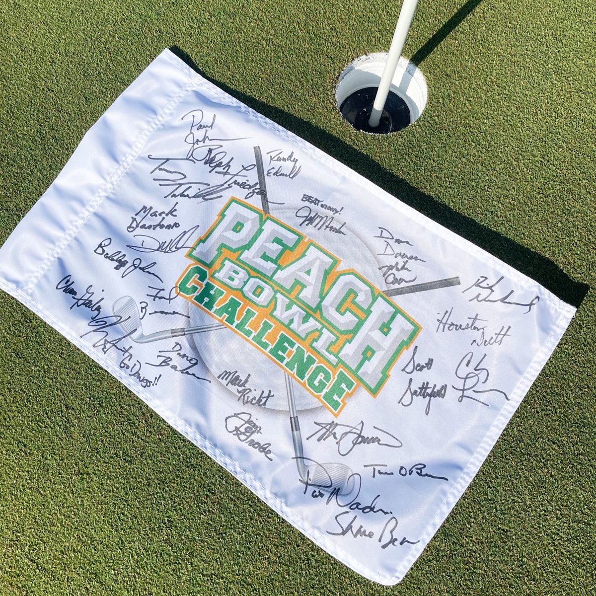 CFAPeachBowl's tweet photo. We're giving away this official tournament pin flag signed by our 2022 Peach Bowl Challenge coaches including Shane Beamer, Kirby Smart &amp; Steve Spurrier ⛳️

RT for your chance to win, must be following @CFAPeachBowl 📲 https://t.co/9KdrEcHiCh