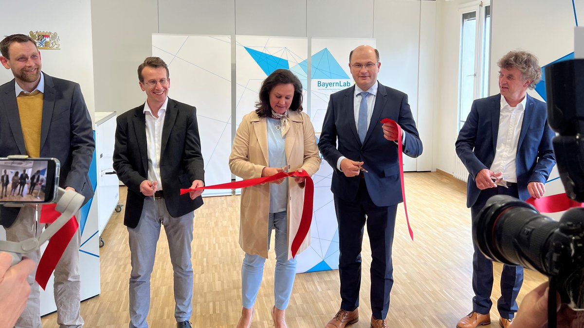 Finanzen_Bayern's tweet photo. #Füracker: „Start für #Bayern­s 11. BayernLab! In virtuelle Welten eintauchen, am Drohnensimulator realistische Flugerfahrungen sammeln oder einen 3D-Drucker testen - und noch vieles mehr kann man ab heute im neuen #BayernLab #Starnberg erforschen.“  👉https://t.co/1GCr2yz8u9 https://t.co/ZutjoAjxQJ