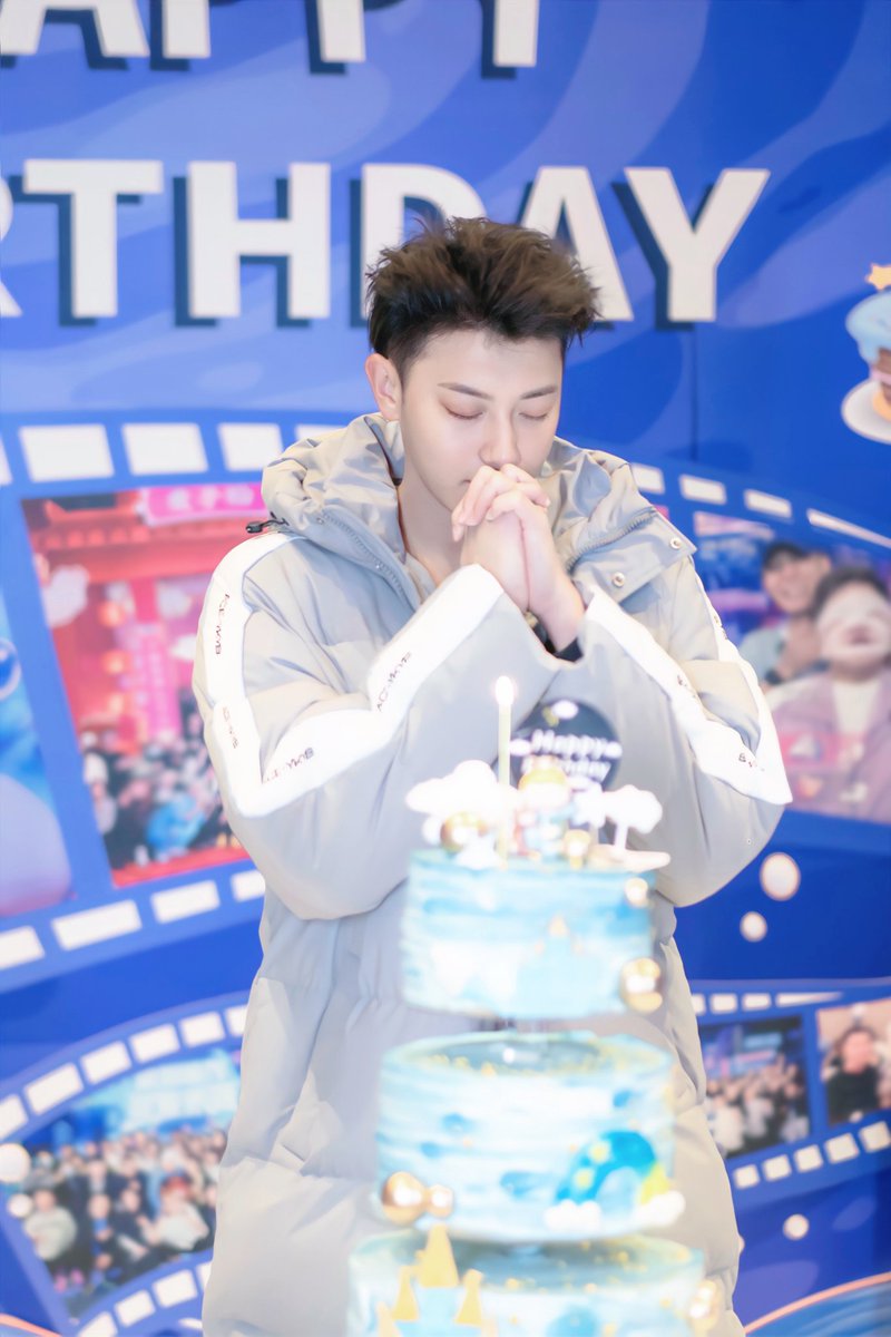 ترجمة| 22052
تحديث تاو في الويبو بالأمس بمناسبة عيد ميلاده الـ 29 💙
ونشر الفيديو الترويجي جولة في مكتب مجموعة شركاته Stellar System Group.
(الصورة الثانية من الحفلة المفاجئة التي أقامتها له شركته بعد تصويره المسلسل).
<a href="/hztttaoswag/">Z.TAO🔴黄子韬</a> #ZTAO #HappyZTAODay
EngTrans: Baiduztaobar
-Suzy