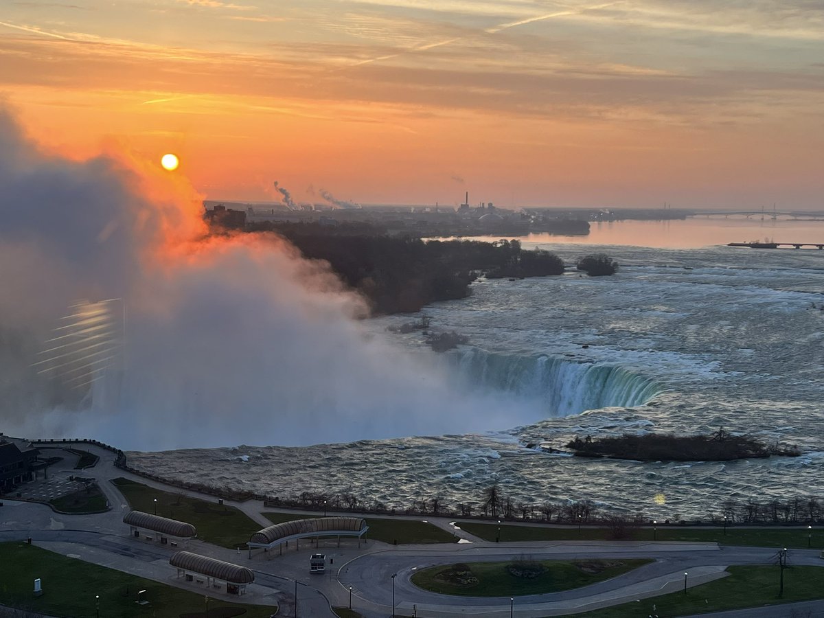METERCOR2's tweet photo. OWWA 2022 - The dawn of a new day. It is now Tuesday or Day 2 or the Ontario Water Works Association convention. The sun is rising on an exciting day at the show. @OWWA1 #owwa22 #metercor https://t.co/CqpepTlGpQ