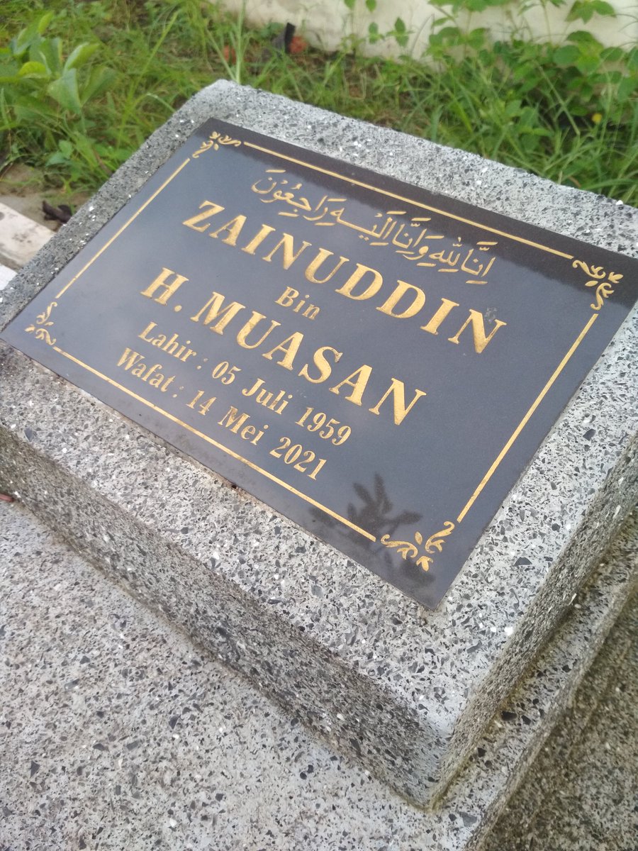 Lebaran hari kedua tahun lalu dia pulang. Alfatihah..