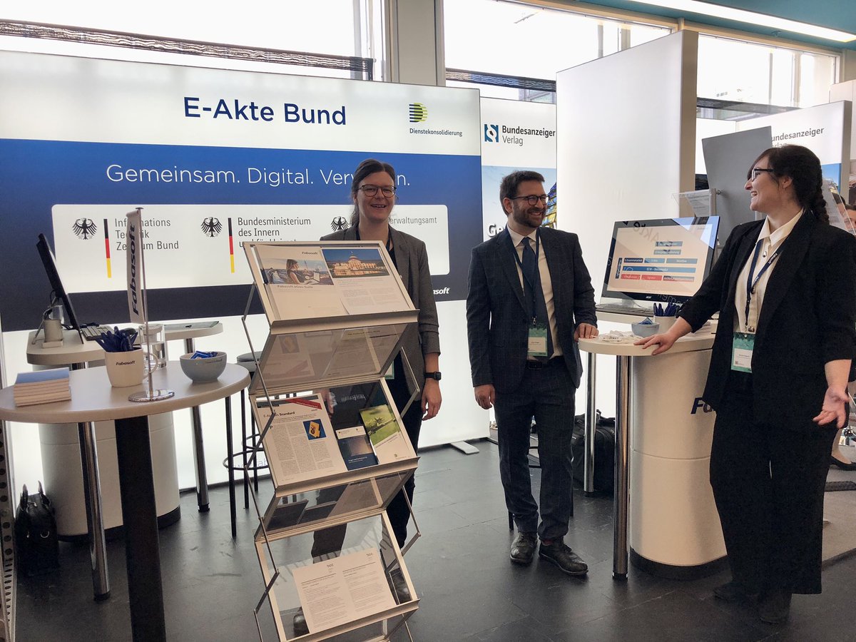Noch bis morgen sind wir am Digitalen Staat vertreten, wo wir heute bereits Frau Dr. Margarete #Schramböck, Bundesministerin für Digitalisierung, begrüßen durften. Wir freuen uns auf ein persönliches Gespräch mit Ihnen am Stand Nr. 9!

<a href="/Digitaler_Staat/">Digitaler Staat</a> <a href="/Fabasoft/">Fabasoft</a>  #digistaat