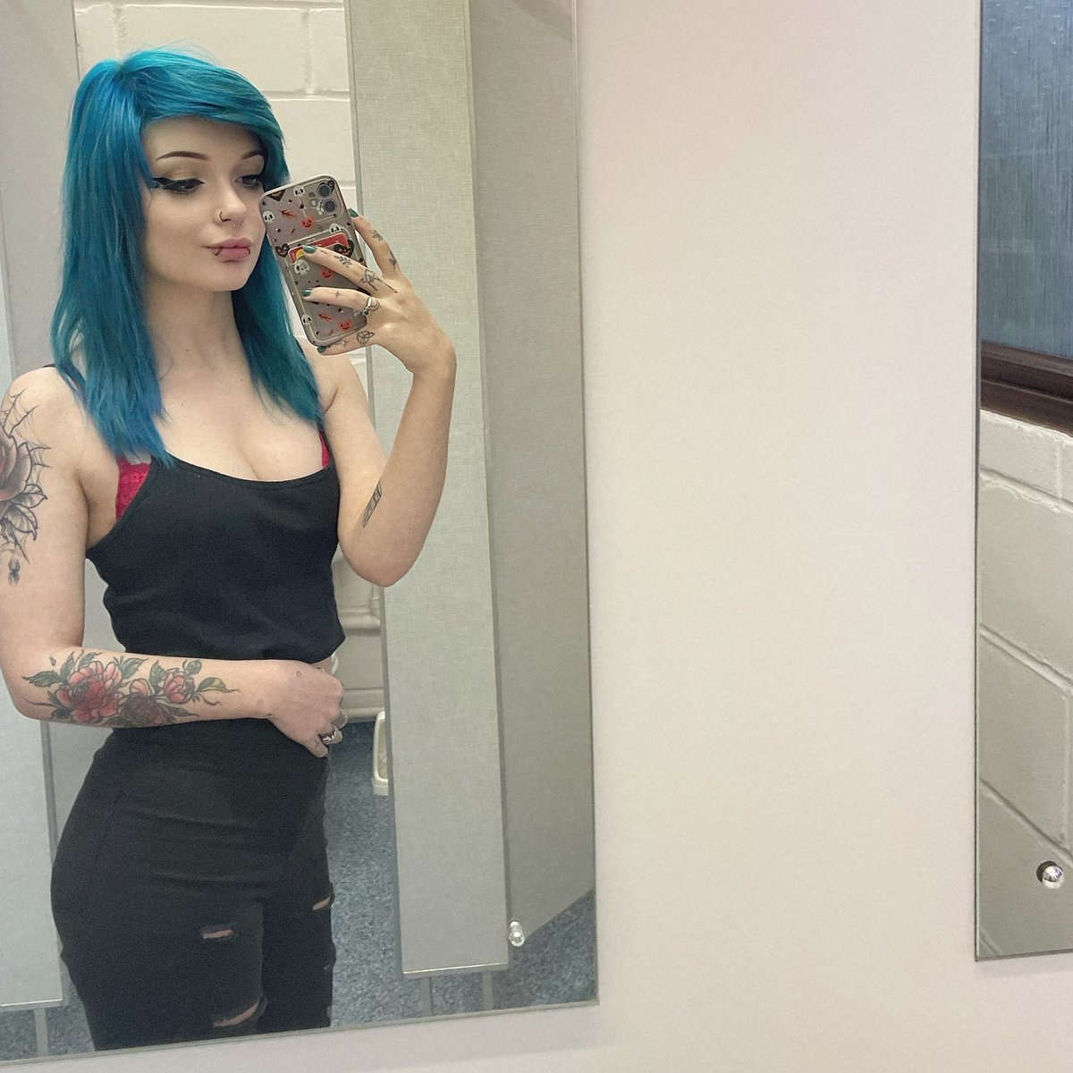 Alt__Amy's tweet image. Shaped like an anime GF but deep down is really an unfathomable eldritch horror in a sexy skin suit