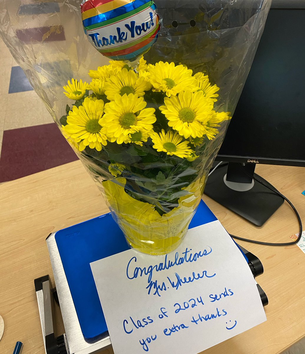 Feeling appreciated! Yesterday, teachers were treated to Edible Arrangements from @etracyhw (choc covered bananas are my weakness!) and ice cream from the Class of 2024! Then I won these beautiful flowers from the sophomores as well. What a day! ❤️🙏