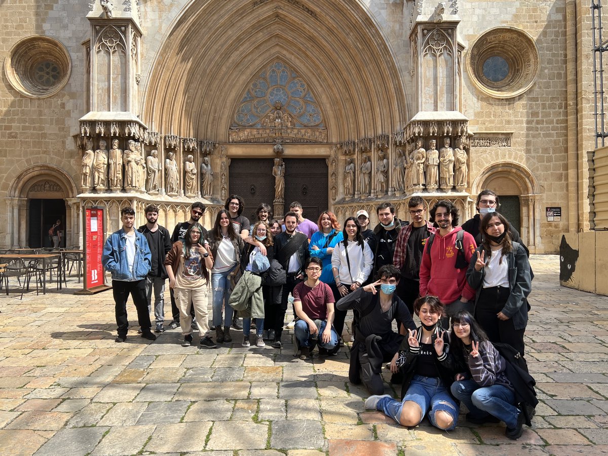 ENTI_BCN's tweet photo. Alumnes de 2n del #Grau #Artist #CAVJA han estat amb la professora d'Història de l'Art Esther Lozano a Tarragona per absorbir l'herència romana i medieval de la ciutat i entendre el seu urbanisme i arquitectura.
#ENTILife #Descobriment #Universitat #Art #Història #Formació https://t.co/HZQ4B3acmz