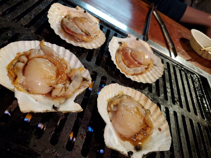 ホタテ、焼いてます。 