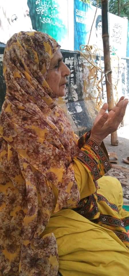 AmjadDehwar2's tweet photo. We are the Those Unluckiest sisters Who are On the Roads With Pictures Of Our Brothers On Eid Day For Safe Recovery Of Our Loves One 
 #ReleaseAllMissingPersons #ReleaseRashidAndHafeez
@hammadbaluc4 @FaridaBaloch_ @HamidMirPAK https://t.co/6BAoXtb6tR