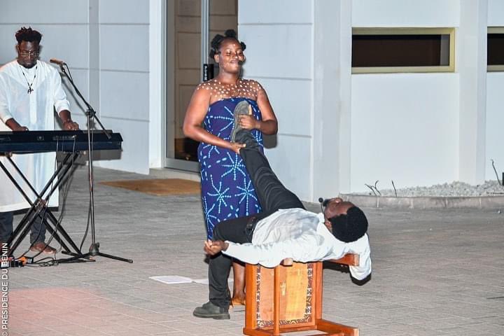 CulturesTradi's tweet photo. Le samedi 30 avril 2022, s’est tenue au sein du Palais de la Marina, la troisième nocturne de l’exposition « Art du Bénin, d’hier et d’aujourd’hui : de la restitution à la révélation. »

💚💛❤️
-
Source : Art du Bénin 
#expoartbenin #tourismeBenin #Team229 https://t.co/fMz6dUVVlk