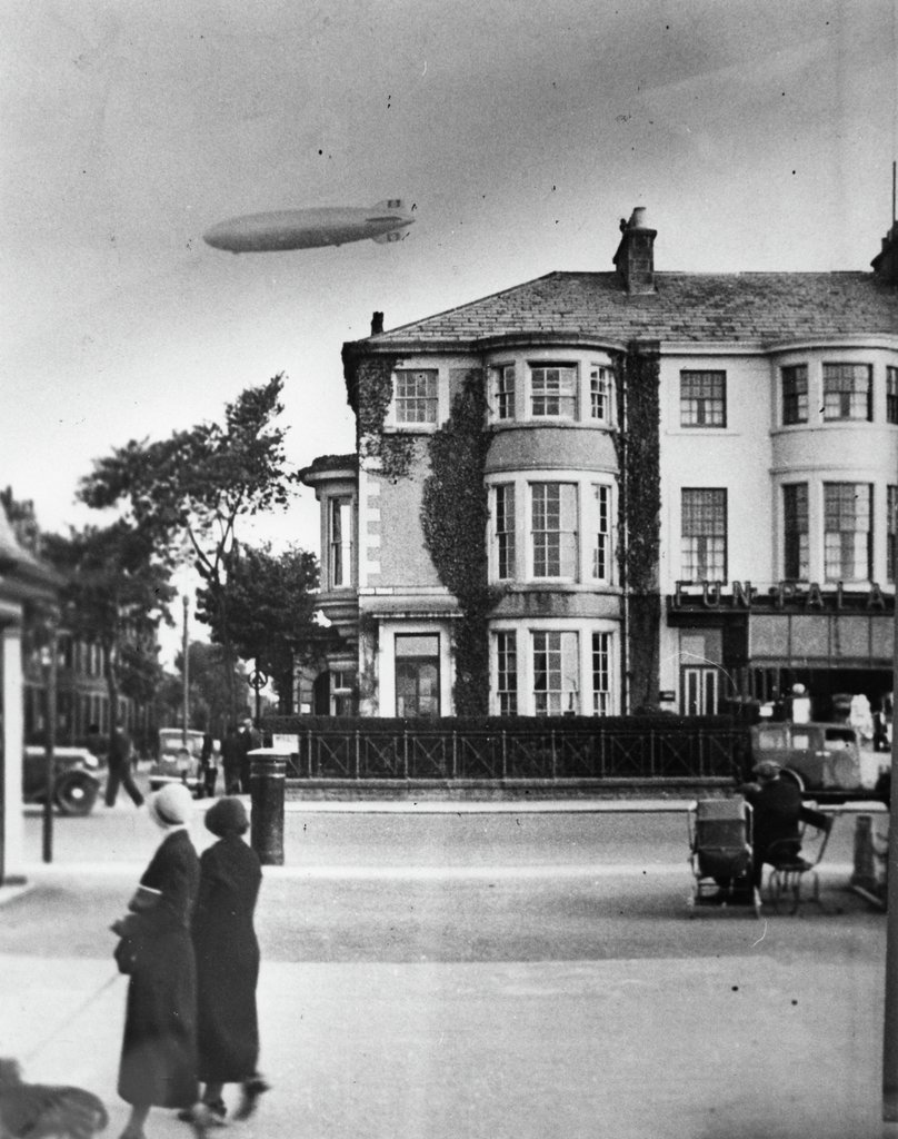 HLLancashire's tweet photo. #OnThisDay in 1937 the German airship Hindenburg burned down in 34 seconds whilst landing in New Jersey, effectively ending the age of air passenger ships. This fantastic image from the #RedRoseCollection shows an airship passing over what is possibly a Lancashire town in 1936. https://t.co/CugB4cuQBX