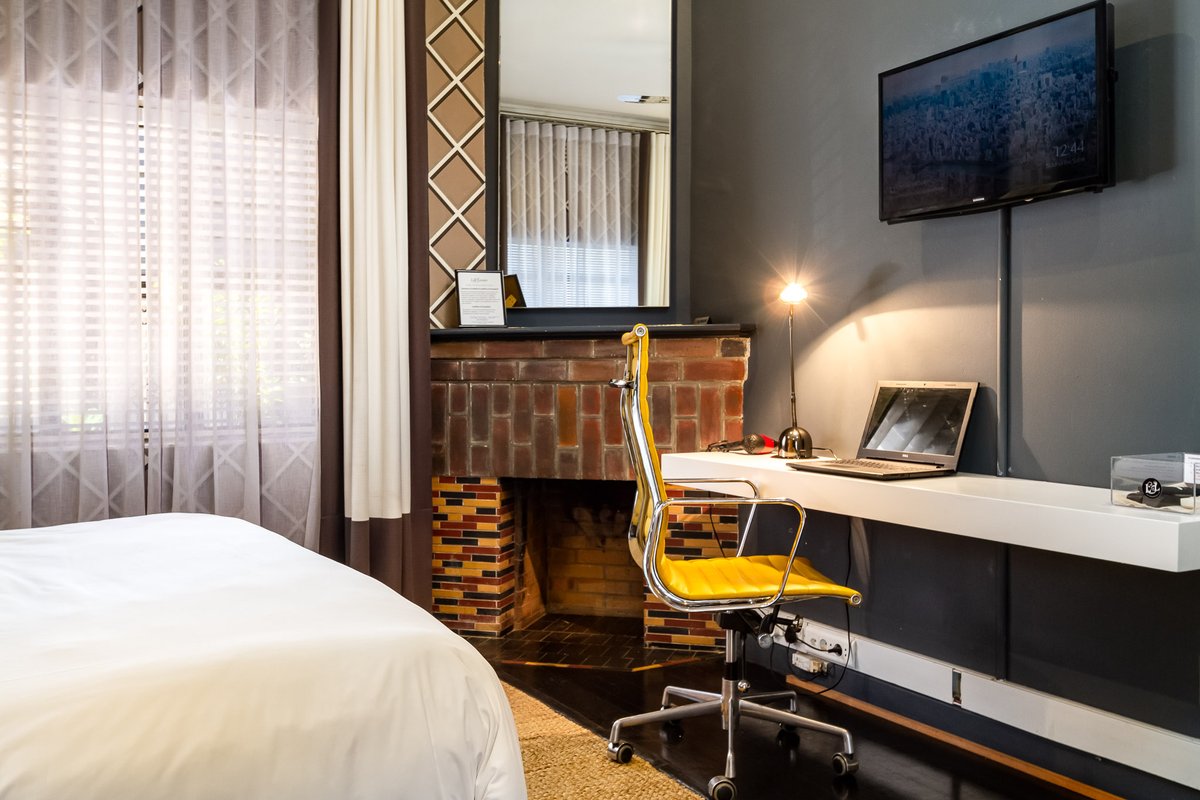 LifeLeisure1's tweet photo. Long term accommodation is available in the Western Cape's most beautiful city, Stellenbosch. Two ensuite rooms with queen bed.

 +27 (0) 82 576 4983
20 Van Riebeeck St, Stellenbosch, Stellenbosch
info@lifeandleisure.co.za
https://t.co/q7TUfIX4uO
#stellenbosch  #accommodation https://t.co/w2hfTpgIO7